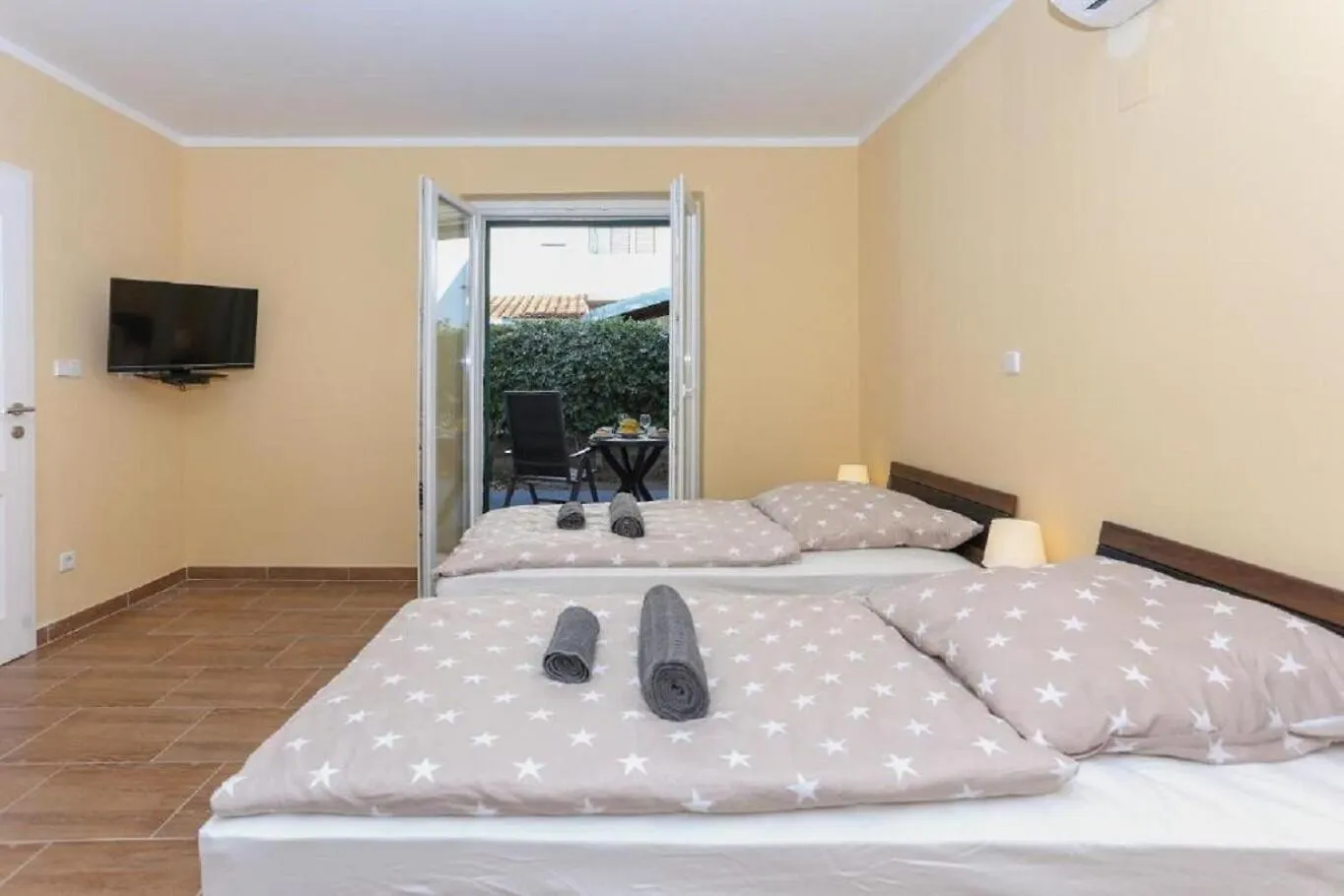 Apartments Slavko With Terrace : Kastela Croatia