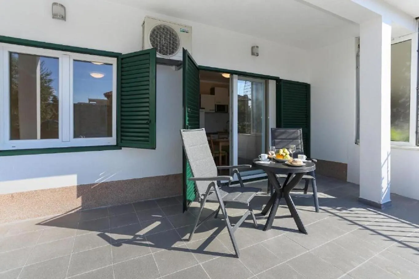 Apartments Slavko With Terrace : Kastela