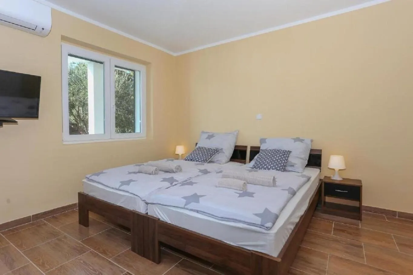 Apartments Slavko With Terrace : Kastela