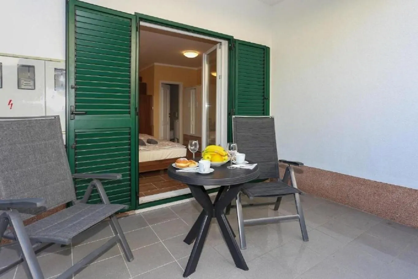 Apartments Slavko With Terrace : Kastela