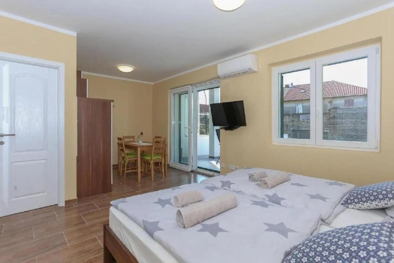 Apartments Slavko With Terrace : Kastela Croatia