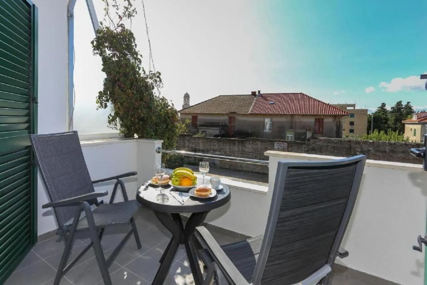Apartments Slavko With Terrace : Kastela
