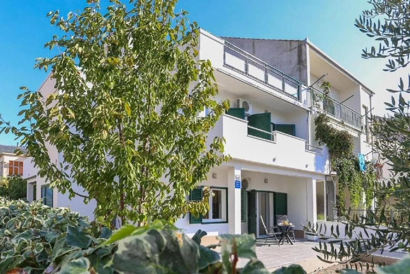 Apartments Slavko With Terrace : Kastela